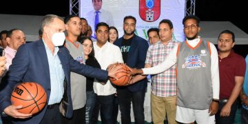 Alcalde Kelvin Cruz entrega cancha deportiva en La Penda.