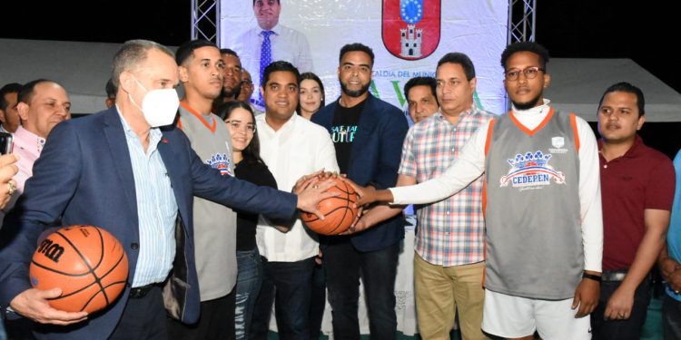 Alcalde Kelvin Cruz entrega cancha deportiva en La Penda.