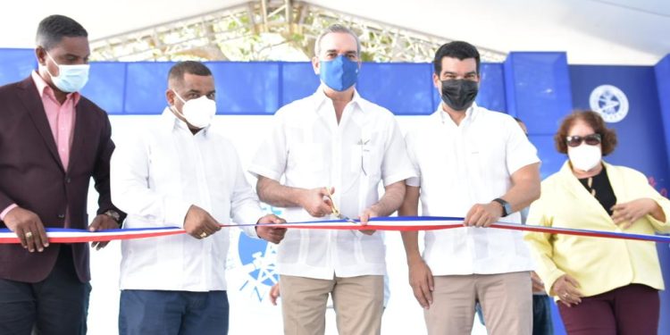 Presidente Abinader y director del INAPA, Wellington Arnaud, inauguran planta de tratamiento en Barahona