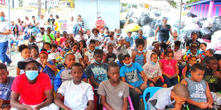 Viceministro Carlos Valdez saca de las calles de Haina más de 300 mil botellas en intercambio ‘’plásticos por juguetes’’ .