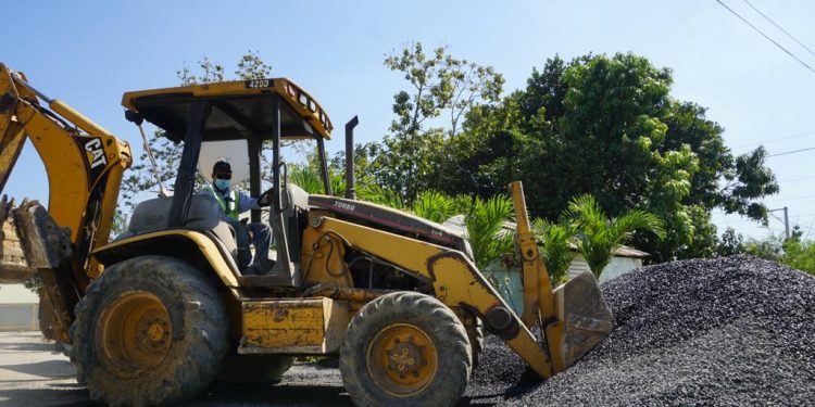 Alcaldía Los Alcarrizos deja iniciados los trabajos de imprimación en Los Cocos de la Fe