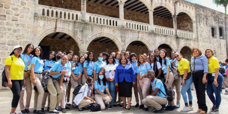 DIPUTADA DAMARYS VÁSQUEZ RECONOCE JÓVENES ESTUDIANTES DE SANTO DOMINGO NORTE