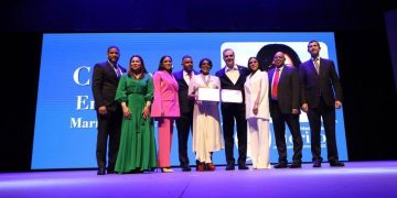 Presidente Luis Abinader impone Medalla al Mérito a María Eugenia Acosta, gerente general de la Cooperativa Vega Real