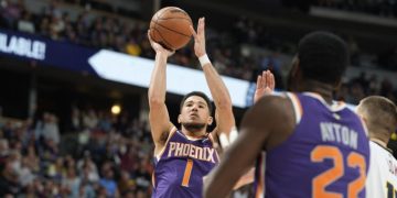 Booker se hace sentir en triunfo de Suns, Toronto lucha un pase a los playoffs