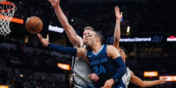 Memphis corta racha positiva de San Antonio, Suns llegan a las 62 victorias
