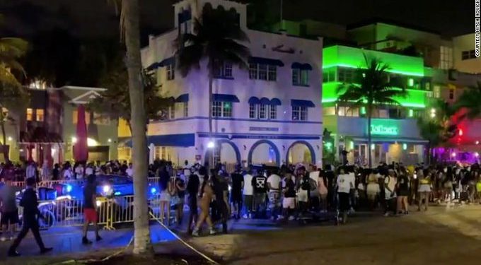Miami Beach declara estado de emergencia y toque de queda después de una serie de tiroteos