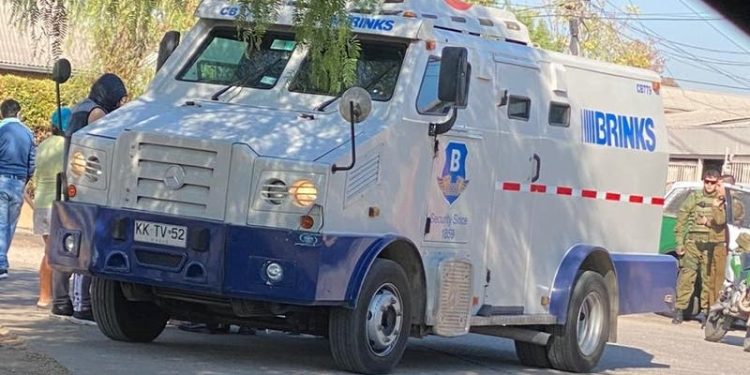 Roban alta suma de dinero a camión de valores en plaza comercial