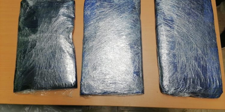 Detienen extranjera con tres paquetes presumiblemente de cocaína