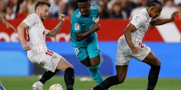 Real Madrid remonta ante el Sevilla y acaricia el título