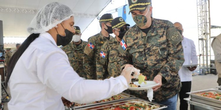 Abinader viste de uniforme para almorzar con cuerpos castrenses