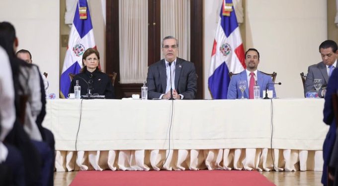 Llueven las críticas al Gobierno tras préstamo a clínicas privadas