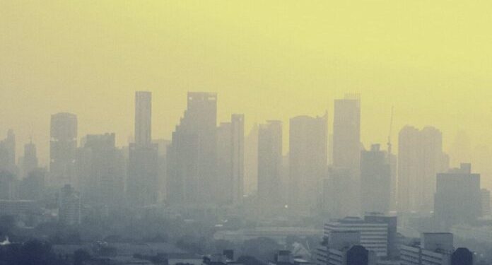 Alerta la OMS: casi todo el planeta respira aire contaminado