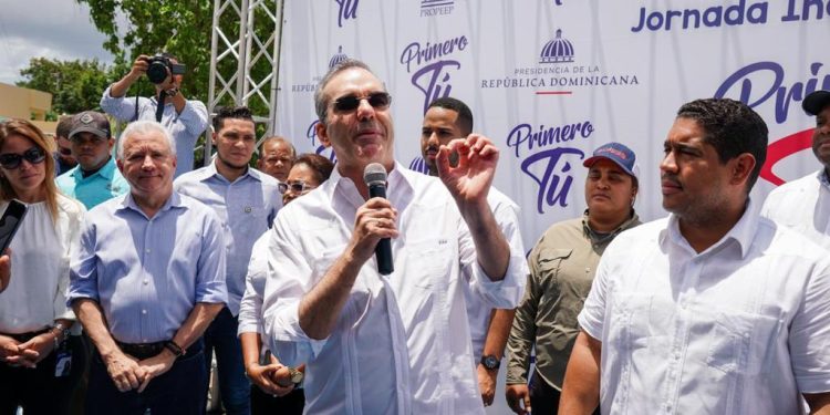 Abinader reitera el Gobierno trabaja para mejorar calidad de vida de la gente