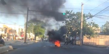 Queman neumáticos en el Cibao por altos precios de la canasta familiar