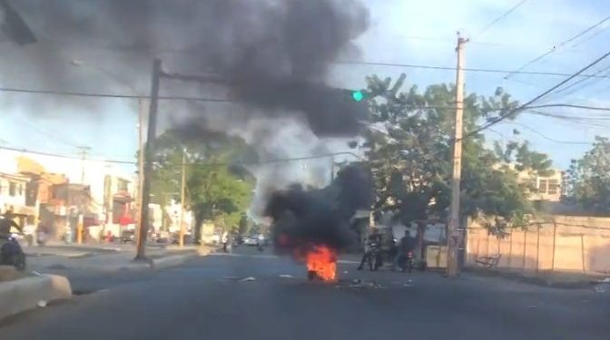 Queman neumáticos en el Cibao por altos precios de la canasta familiar