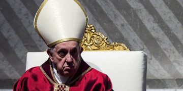 El papa preside la Pasión de Cristo sin postrarse en la basílica vaticana