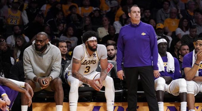 Lakers y Vogel, quedarse con Pelinka y Rambis