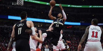Bucks colocan en cuerda floja a Chicago, Denver evita barrida de los Warriors, Miami vence Atlanta