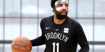 Kyrie multado con 50 mil dólares por gestos obscenos