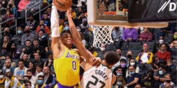 Lakers caen y vuelven a salir de los puestos de un ‘play-in’, Antetokounmpo anota 44 en brillante noche