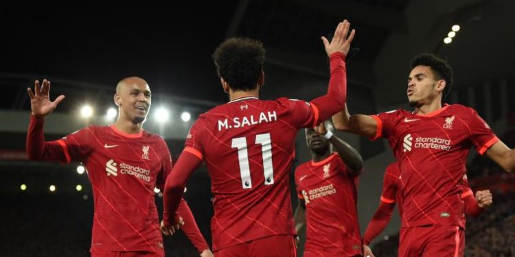 Liverpool derrota al Manchester United en busca del título de la Premier League