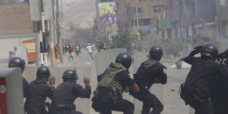 La crisis de Pedro Castillo se agrava al imponer un toque de queda en Perú