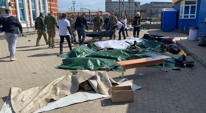 Decenas de muertos en un ataque de Rusia a una estación de tren en Ucrania