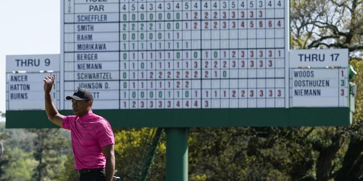 Tiger Woods sorprende en su regreso al Masters