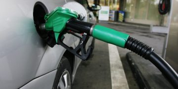 Gobierno vuelve a congenlar precios de los combustibles
