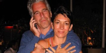 Maxwell deja celda de aislamiento y puede recibir visitas