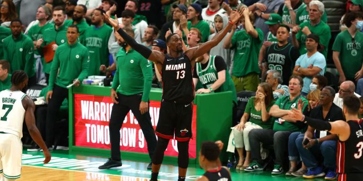 Adebayo se pone la capa y Miami le da a Boston para liderar 2-1