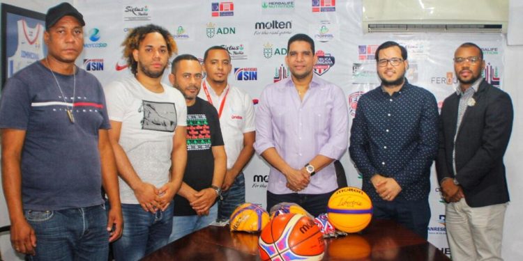 Rafael Uribe entrega utilería a comunitarios del sector La Zurza