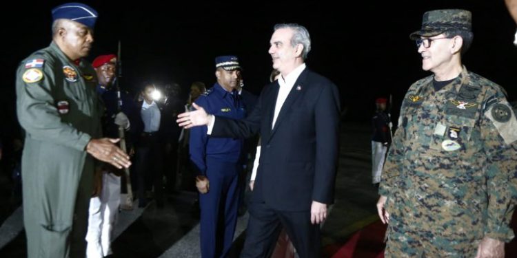 Abinader regresa al país tras asistir a toma de posesión de Rodrigo Chaves