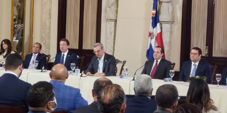 Abinader se reúne con ministros para recibir informe de programa "Gobierno en las Provincias"
