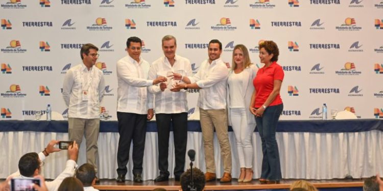 Abinader y ministro de Turismo dejan formalmente abierta al DATE