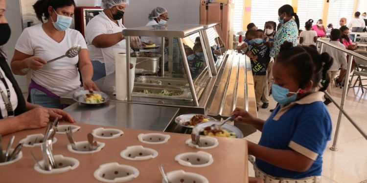 Almuerzo escolar del INABIE representa alivio económico de RD$1,800 millones mensuales