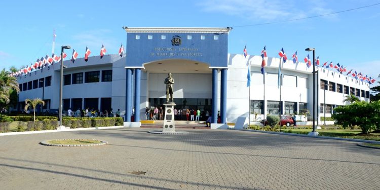 Haitianos sacan a pedradas a agentes de Migración en Ciudad Juan Bosch