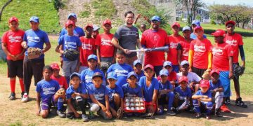 Periodista William Aish lleva  utilería a Liga Deportiva Félix