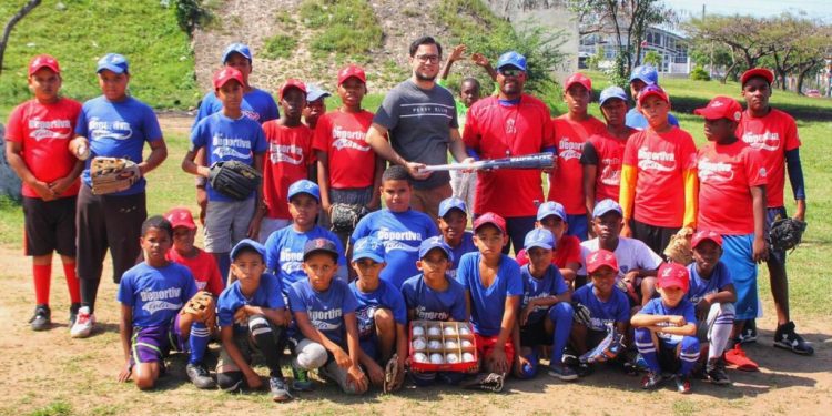Periodista William Aish lleva  utilería a Liga Deportiva Félix