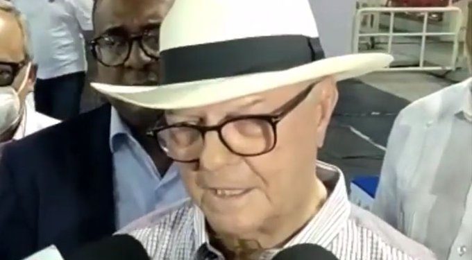 Hipólito ejerce su derecho al voto en convención de Delegados PRM