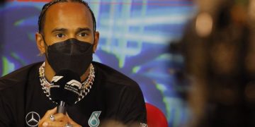 Lewis Hamilton recrimina a la FIA por prohibir la joyería en la Fórmula 1