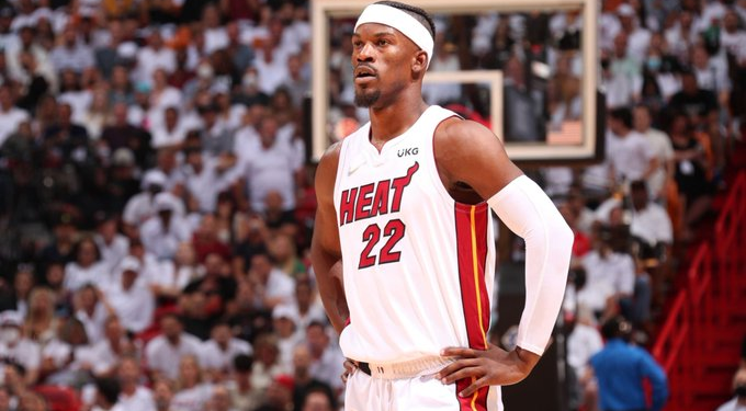 Jimmy Butler sobresale y manda mensaje a los Boston Celtics