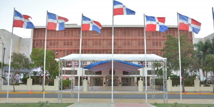 Legisladores enfrentados por creación de comisión para revisar ley de libertad de expresión