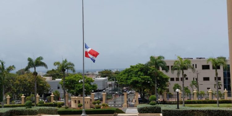 Bandera Nacional ondea a media asta tras decreto 298-22
