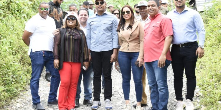 Diputados visitan minas de larimar en Barahona como parte de estudio de proyecto de ley de minería artesanal