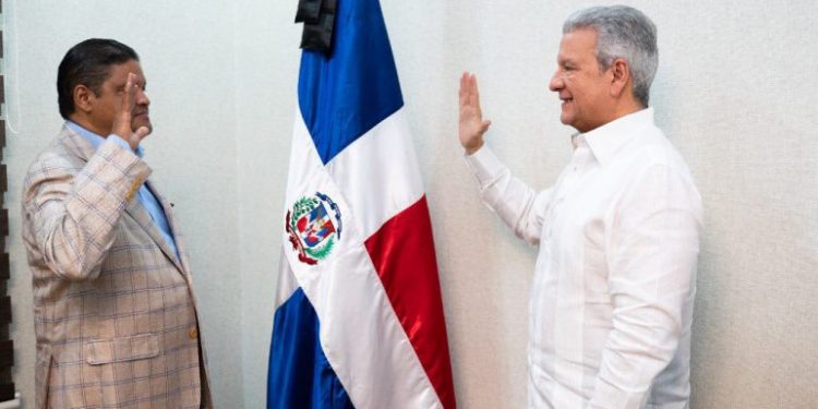 Juramentan a Juan Manuel Méndez como director de Emergencias Médicas del SNS