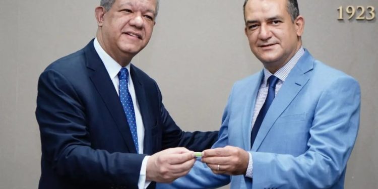 Leonel deposita ante la JCE padrón de la Fuerza del Pueblo