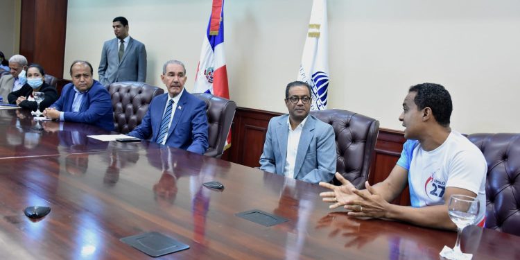 Mescyt premia alumnos del programa Apolo 27 ganadores de concurso en la NASA