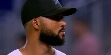 Sandy Alcántara vuelve a tener una salida magistral, Teoscar Hernández la saca