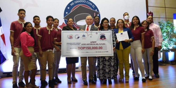 Tribunal Constitucional anuncia ganadores del concurso Me Gradúo con el TCRD